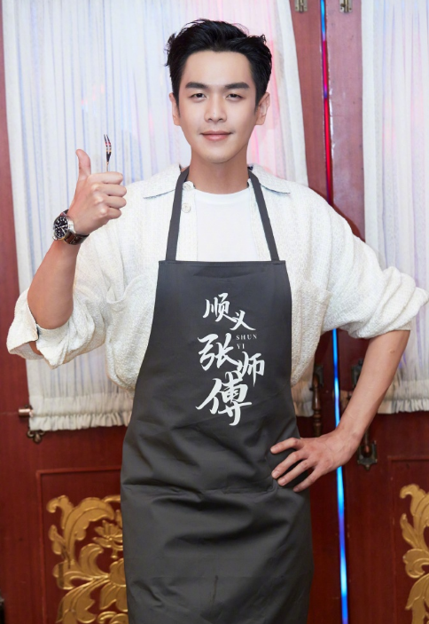 张若昀|张若昀为哺乳期唐艺昕加餐，下厨做鸡丝凉面，热量低又营养超贴心