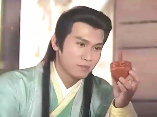 过重,不太适合演古装,于是剑眉星目的甄志强便成了高层们力捧的对象