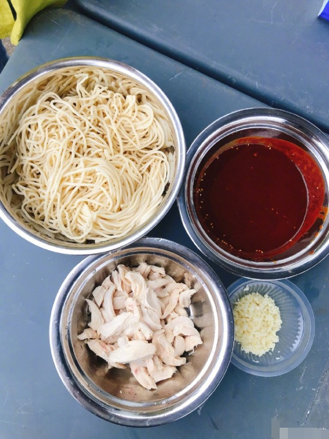 张若昀|张若昀为哺乳期唐艺昕加餐，下厨做鸡丝凉面，热量低又营养超贴心