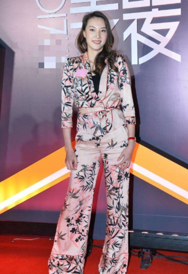 世界冠军谢杏芳已成总裁,穿着打扮很时尚,身材气质如少女