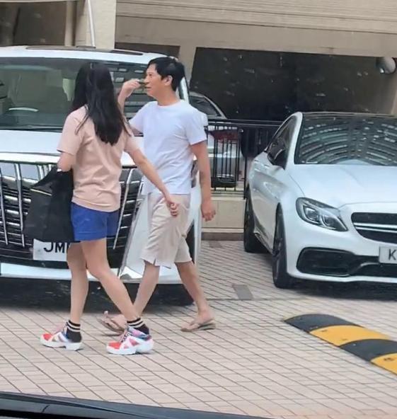 张家辉|张家辉56岁人字拖低调出行，顾家拍戏身家上亿，影帝也真商业鬼才