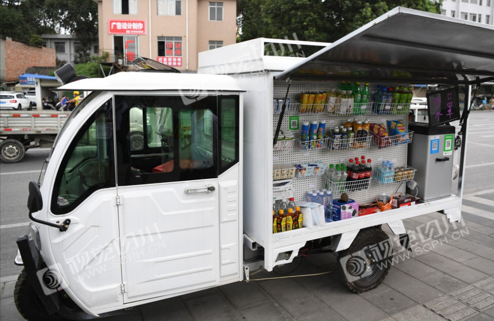 摆摊神器成都20岁小伙花半月设计电动销售车
