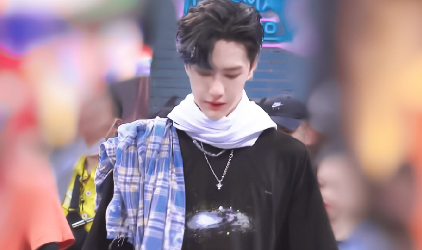 王一博|王一博买错东西增添负重，东倒西歪太可爱，直呼“太累”粉丝心疼