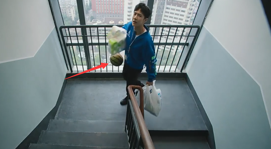 王一博|王一博买错东西增添负重，东倒西歪太可爱，直呼“太累”粉丝心疼