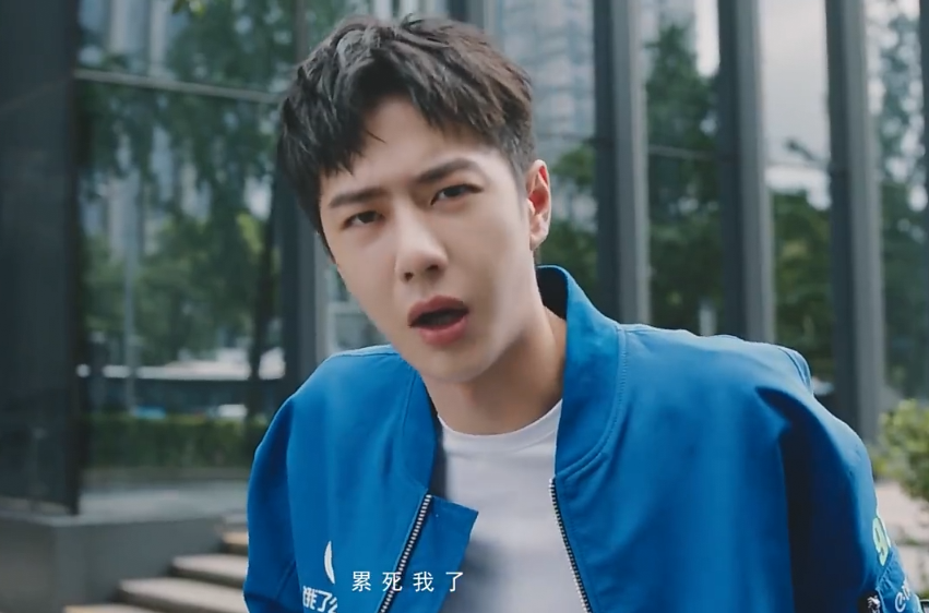 王一博|王一博买错东西增添负重，东倒西歪太可爱，直呼“太累”粉丝心疼