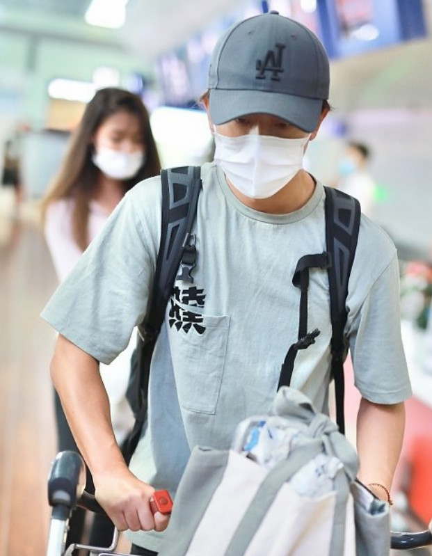 黄轩|黄轩官宣恋情后秀恩爱，素人女友正脸公开，这配得上男神？