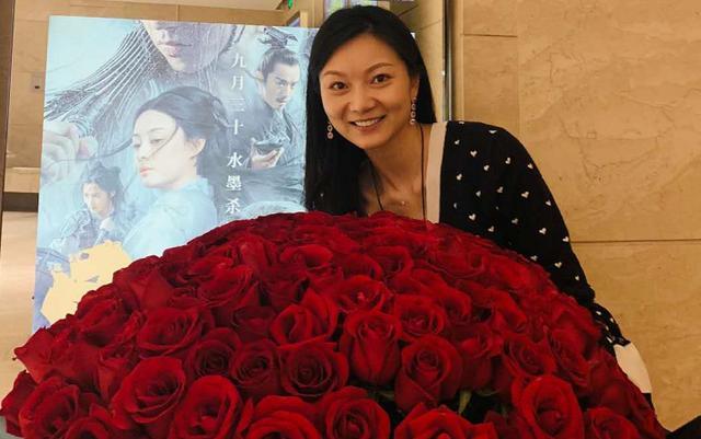 张艺谋|张艺谋小31岁娇妻罕晒照，皮肤红润无皱纹，腰肢纤细不似三娃妈