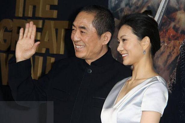 张艺谋|张艺谋小31岁娇妻罕晒照，皮肤红润无皱纹，腰肢纤细不似三娃妈