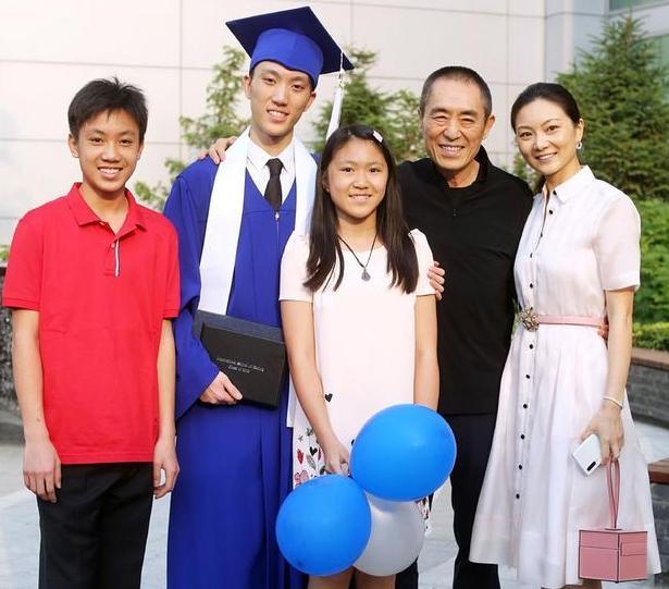 张艺谋|张艺谋小31岁娇妻罕晒照，皮肤红润无皱纹，腰肢纤细不似三娃妈