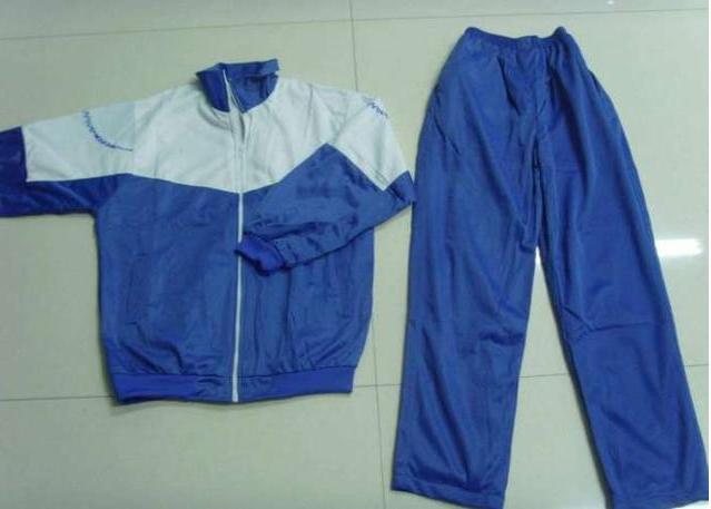 学校要求购买千元校服引起家长不满老师穿着要得体