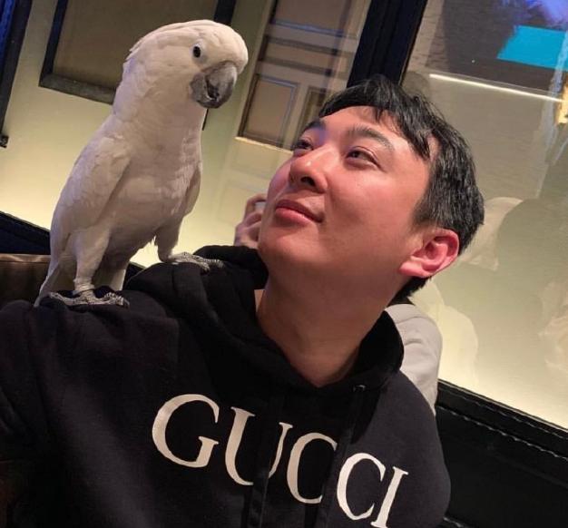 王思聪|王思聪深夜与美女吃路边摊，把椰子鞋当拖鞋穿，有钱太任性