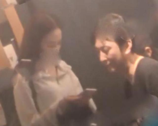 王思聪|王思聪深夜与美女吃路边摊，把椰子鞋当拖鞋穿，有钱太任性