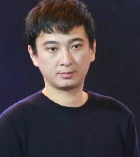 王思聪|王思聪深夜与美女吃路边摊，把椰子鞋当拖鞋穿，有钱太任性