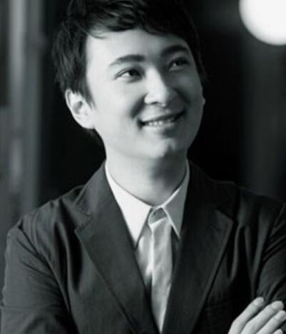 王思聪|王思聪深夜与美女吃路边摊，把椰子鞋当拖鞋穿，有钱太任性