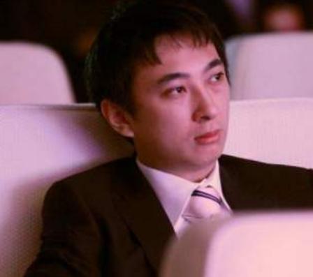 王思聪|王思聪深夜与美女吃路边摊，把椰子鞋当拖鞋穿，有钱太任性