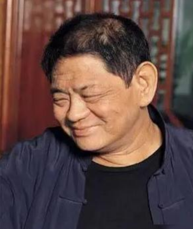 黄任中可算含着金汤勺出生的大少爷了,其父亲黄少谷是当时政界的大佬