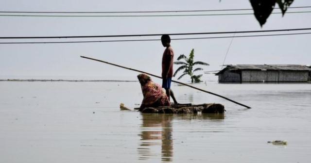 印度_社会|人间悲剧：印度洪水肆虐，上千村庄被淹，新冠感染又即将破百万