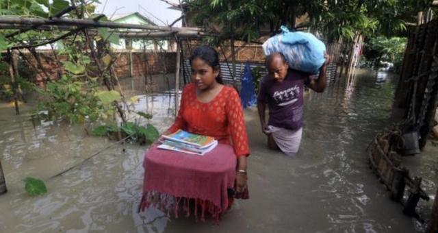 印度_社会|人间悲剧：印度洪水肆虐，上千村庄被淹，新冠感染又即将破百万