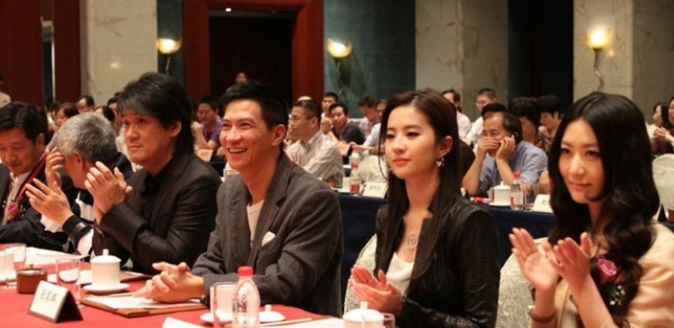 刘亦菲|刘亦菲白冰早期合影曝光，两人均颜值巅峰，网友：刘亦菲略胜一筹