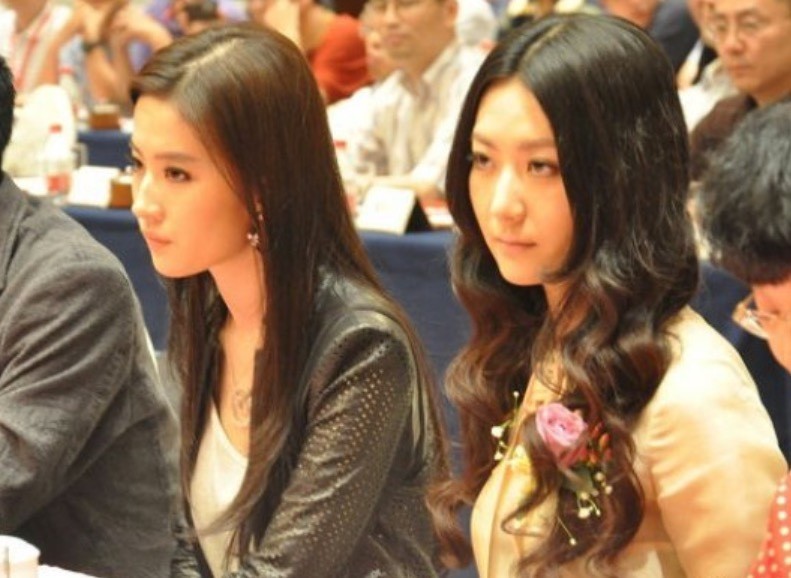 刘亦菲|刘亦菲白冰早期合影曝光，两人均颜值巅峰，网友：刘亦菲略胜一筹