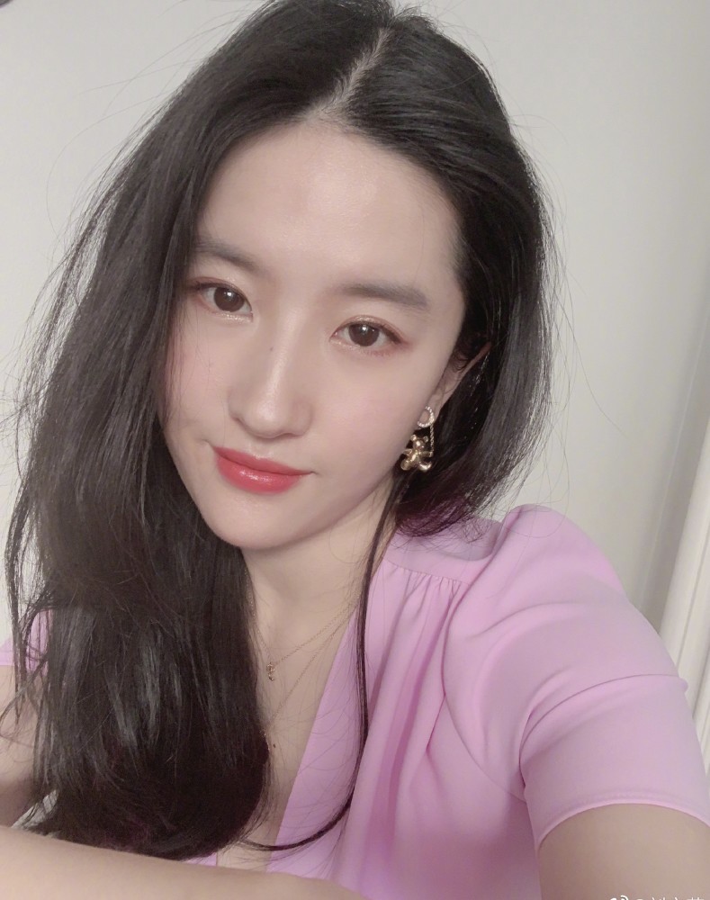 刘亦菲|刘亦菲白冰早期合影曝光，两人均颜值巅峰，网友：刘亦菲略胜一筹