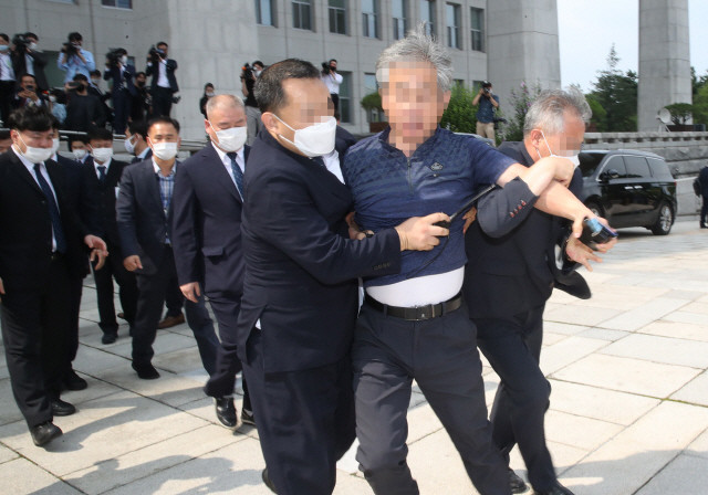 文在寅|韩国总统文在寅在国会前被人扔鞋
