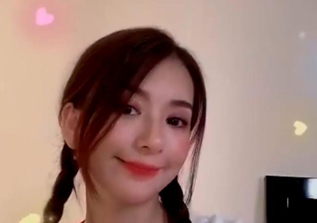 方媛|32岁方媛晒麻花辫造型，美颜后皮肤光滑似婴儿，去掉滤镜认不出