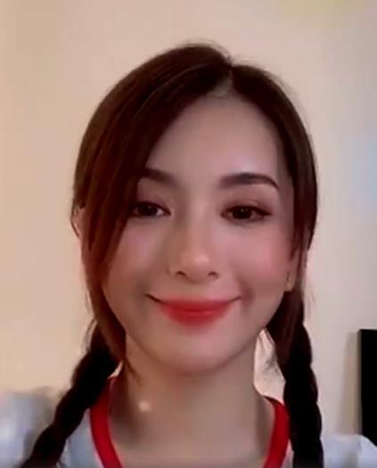 方媛|32岁方媛晒麻花辫造型，美颜后皮肤光滑似婴儿，去掉滤镜认不出