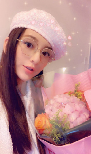 方媛|32岁方媛晒麻花辫造型，美颜后皮肤光滑似婴儿，去掉滤镜认不出
