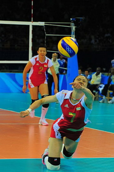 前排二号位的定点攻和调整攻以外,周苏红的三号位前交叉,二号位双背飞