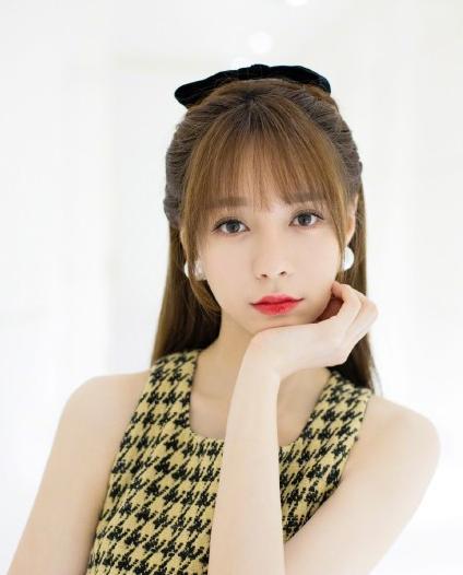 沈梦辰|沈梦辰早年旧照被扒，脸宽眼小鼻头硕大，与如今精致长相判若两人