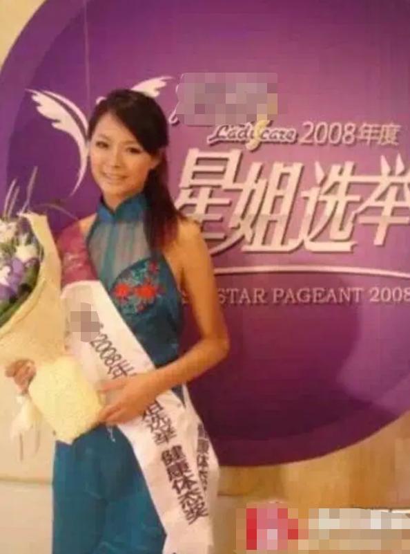 沈梦辰|沈梦辰早年旧照被扒，脸宽眼小鼻头硕大，与如今精致长相判若两人