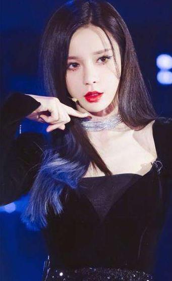 沈梦辰|沈梦辰早年旧照被扒，脸宽眼小鼻头硕大，与如今精致长相判若两人