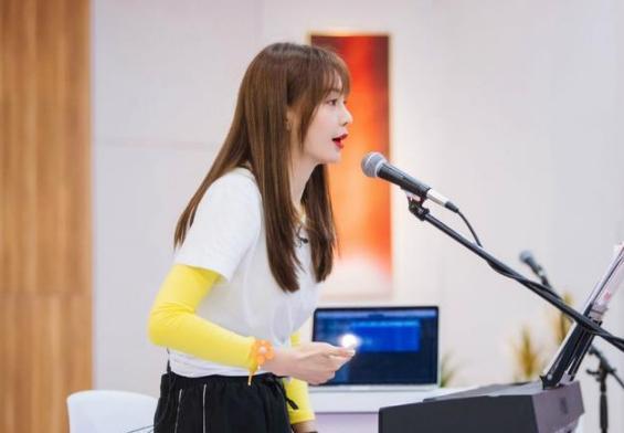 沈梦辰|沈梦辰早年旧照被扒，脸宽眼小鼻头硕大，与如今精致长相判若两人