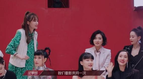 沈梦辰|沈梦辰早年旧照被扒，脸宽眼小鼻头硕大，与如今精致长相判若两人