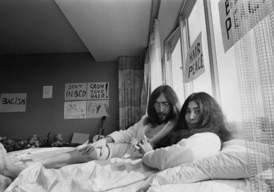 约翰列侬|她曾任人剪碎衣服，约翰列侬为她离婚，她的床上和平运动影响世界