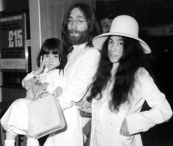 约翰列侬|她曾任人剪碎衣服，约翰列侬为她离婚，她的床上和平运动影响世界