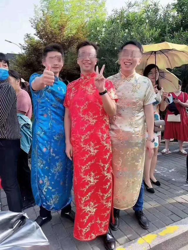 中考现场出现旗袍先生,孩子家长你咋看?