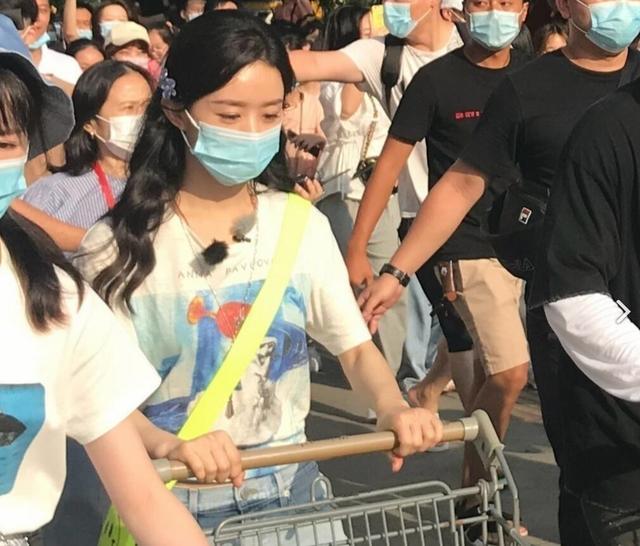 杨超越|《中餐厅》顾客反映：赵丽颖皮肤差，张亮厨艺不行，杨超越打盹儿