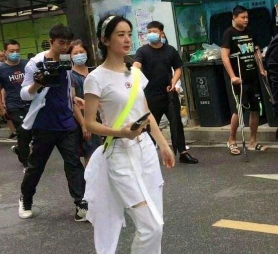 杨超越|《中餐厅》顾客反映：赵丽颖皮肤差，张亮厨艺不行，杨超越打盹儿