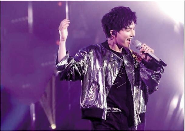 周深|明晚，周深将翻唱周杰伦的《烟花易冷》，“周深版”是啥韵味呢？