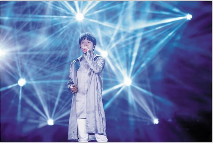 周深|明晚，周深将翻唱周杰伦的《烟花易冷》，“周深版”是啥韵味呢？