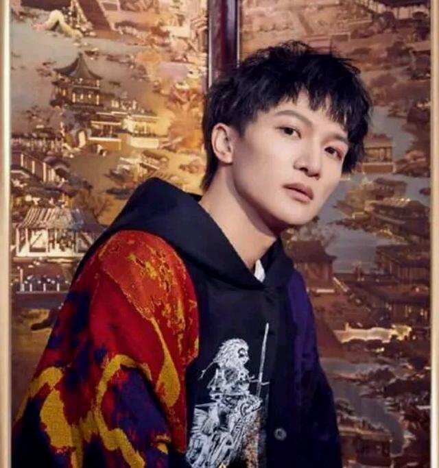 周深|明晚，周深将翻唱周杰伦的《烟花易冷》，“周深版”是啥韵味呢？