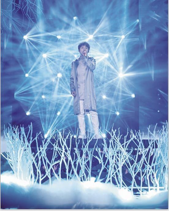 周深|明晚，周深将翻唱周杰伦的《烟花易冷》，“周深版”是啥韵味呢？