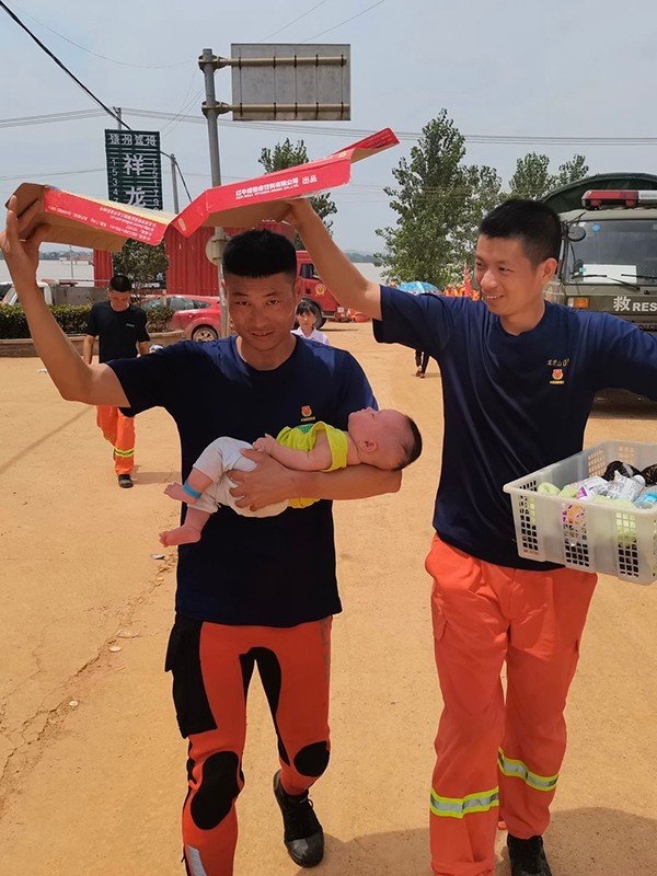 消防救援支队按照指挥部统一部署,驾驶冲锋舟赶赴鄱阳县昌洲乡南林村