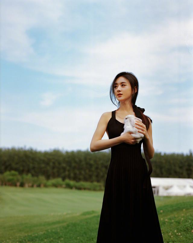 冯绍峰|冯绍峰新剧开机肚腩隐约可见，头发灰白变大叔，和赵丽颖像两代人