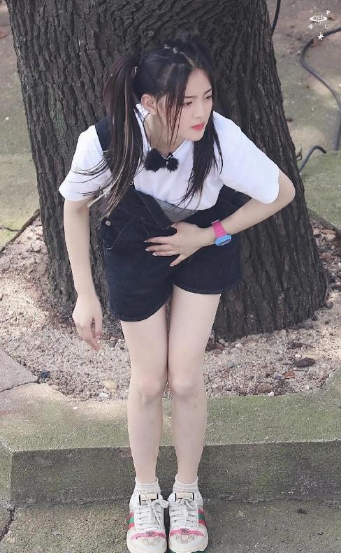 冯绍峰|冯绍峰新剧开机肚腩隐约可见，头发灰白变大叔，和赵丽颖像两代人