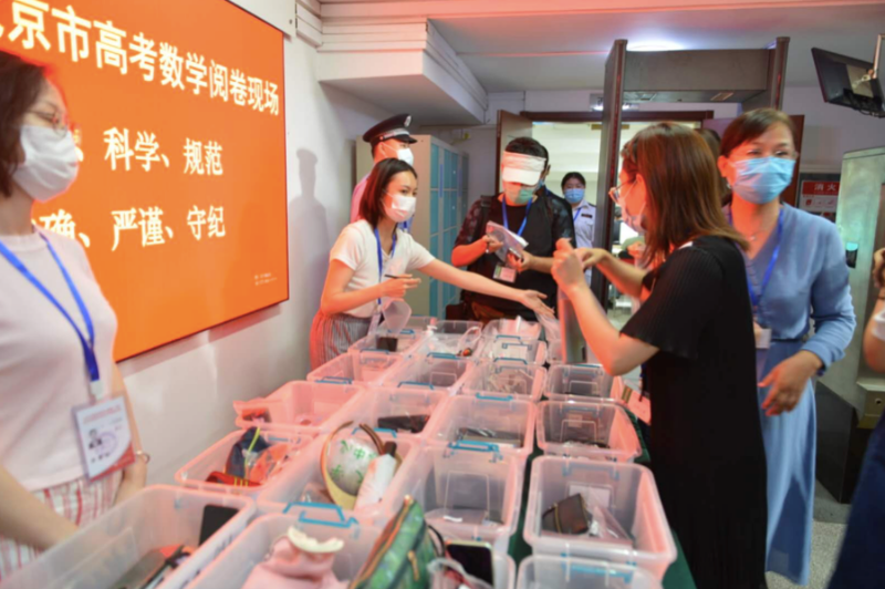 高考|记者走进高考阅卷现场：阅评工作过半，满分作文已出现