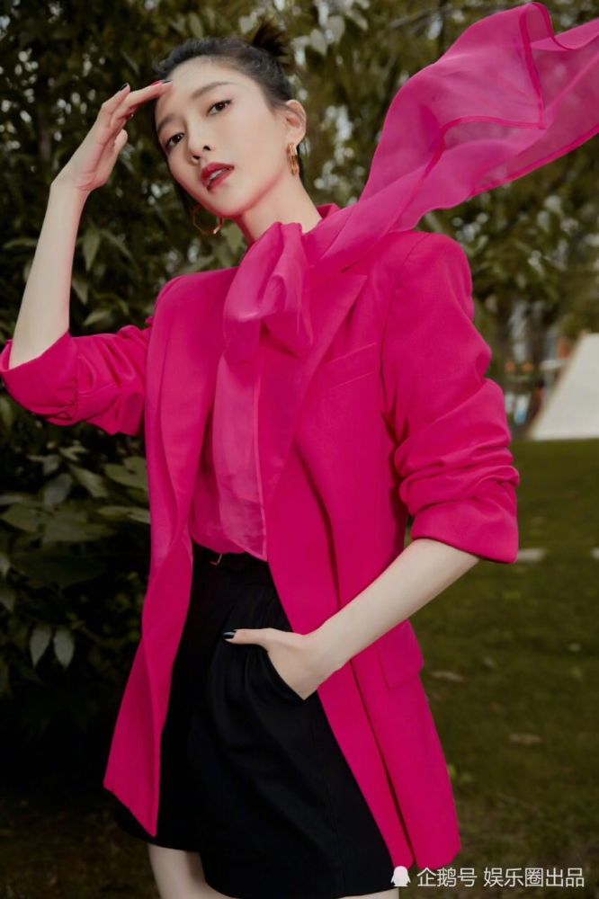 江疏影|江疏影晒最新穿搭照，穿红色西装美出新高度，四字配文超霸气