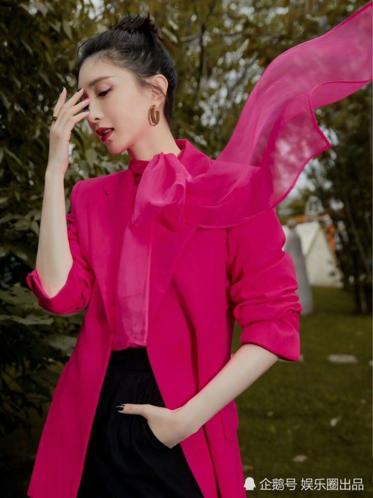 江疏影|江疏影晒最新穿搭照，穿红色西装美出新高度，四字配文超霸气